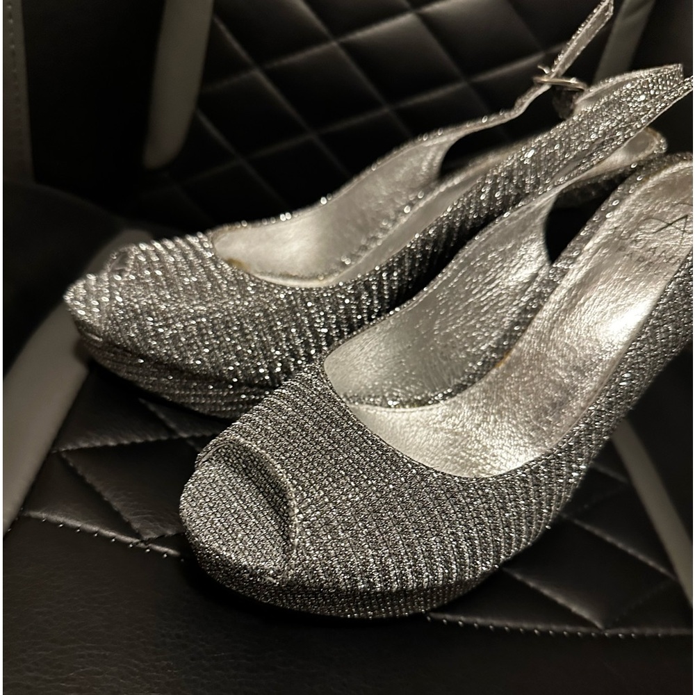 Adrianna Papell size 8 sparkly heels